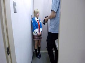 【小さなカラダでデカパイＧカップ】超逸材ミニマム１４０㎝台レイヤーおじさん全員と唾液交換長時間ＤキスでドＭ完全覚醒【連続喉奥イラマえずき汁噴射＆絶叫イキっぱなしパワーピストン】最高パイズリ狭射セックス６Ｐ大乱交 サンプル動画サムネイル